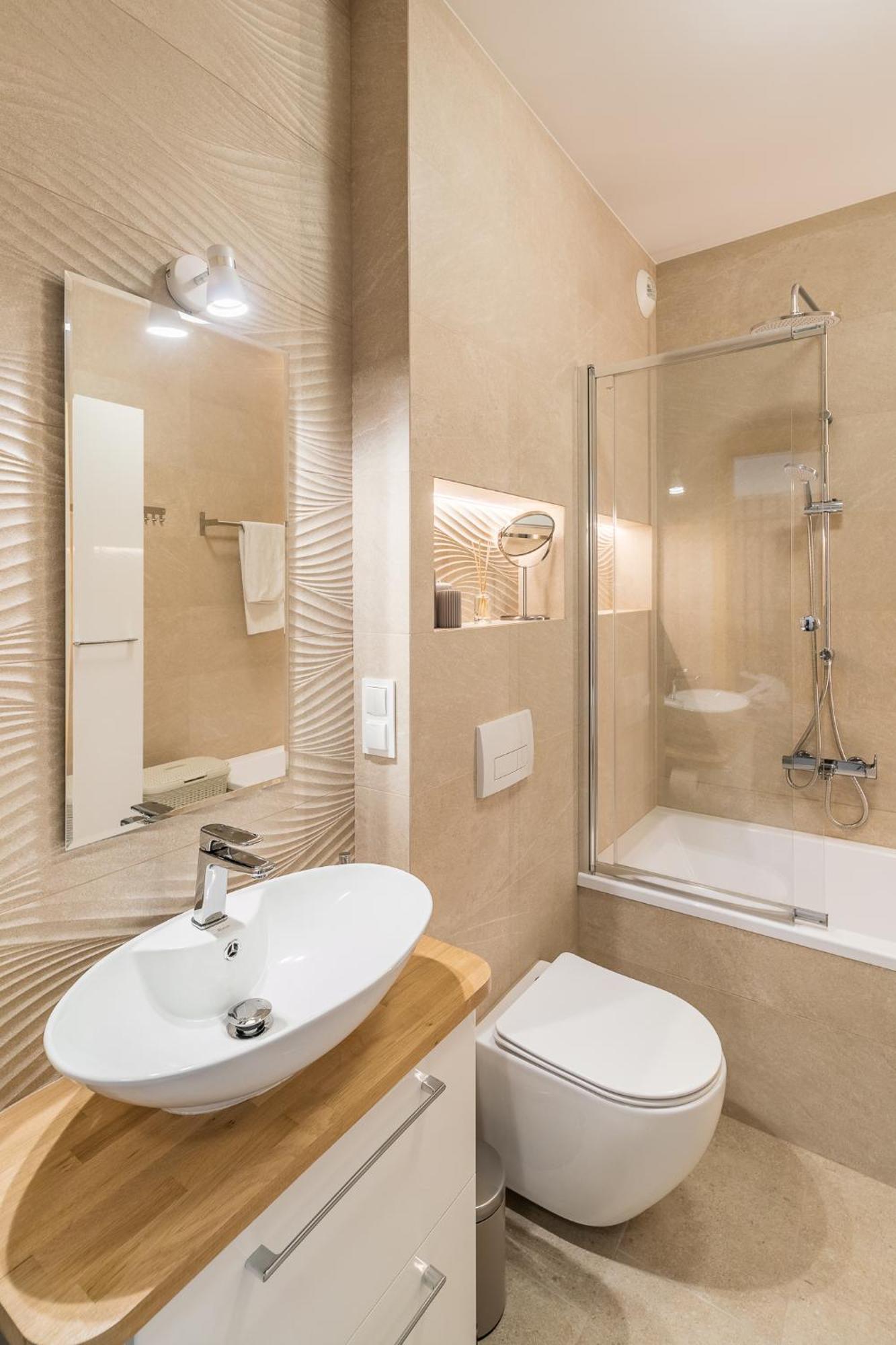 Apartment Old Town - Bus&tram Stops Nearby, Balcony - By Rentujemy