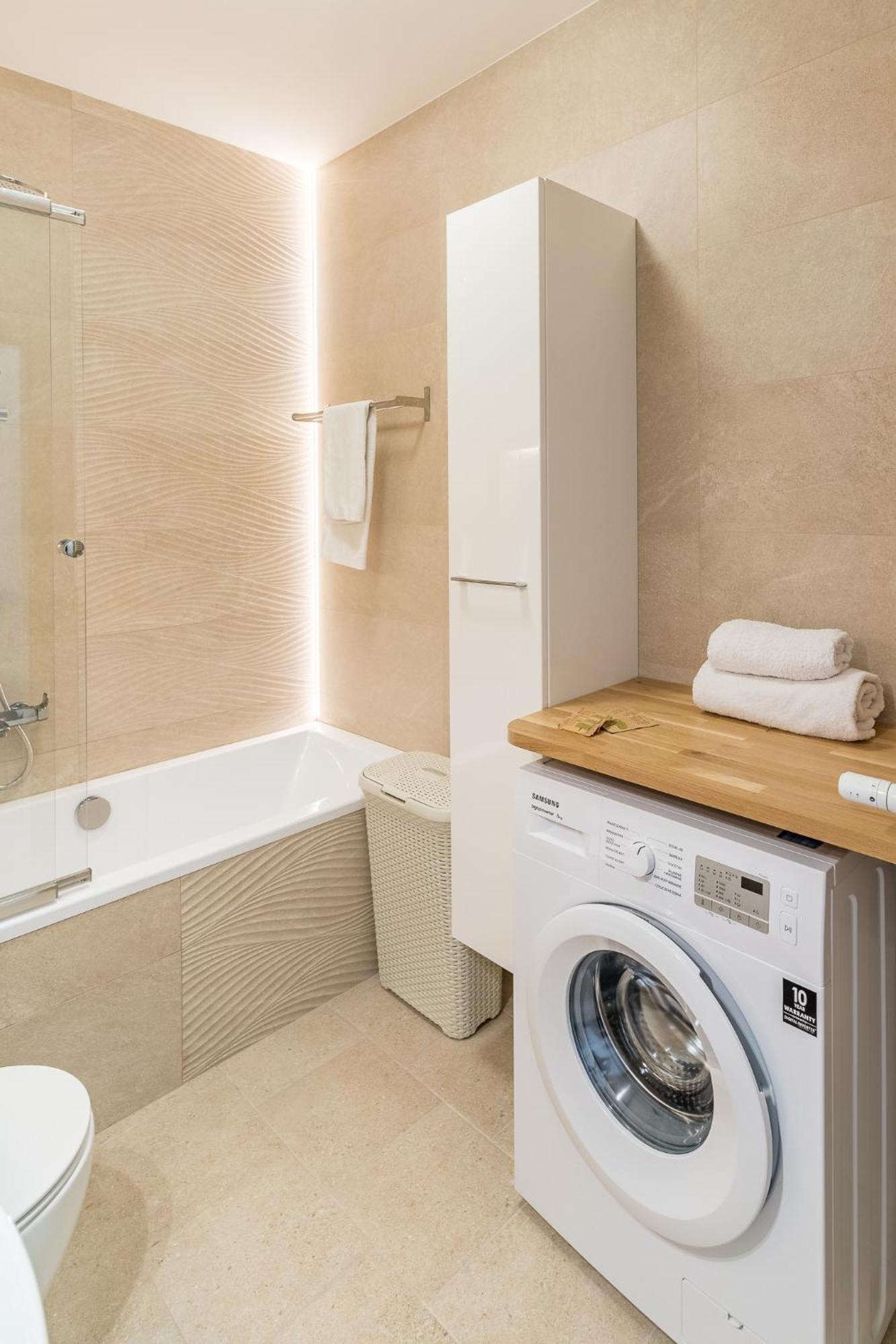 Apartment Old Town - Bus&tram Stops Nearby, Balcony - By Rentujemy *